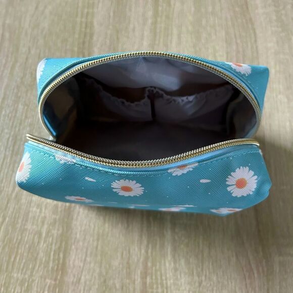 NWOT … DAISY Cosmetic / Makeup Bag - Picture 6 of 7